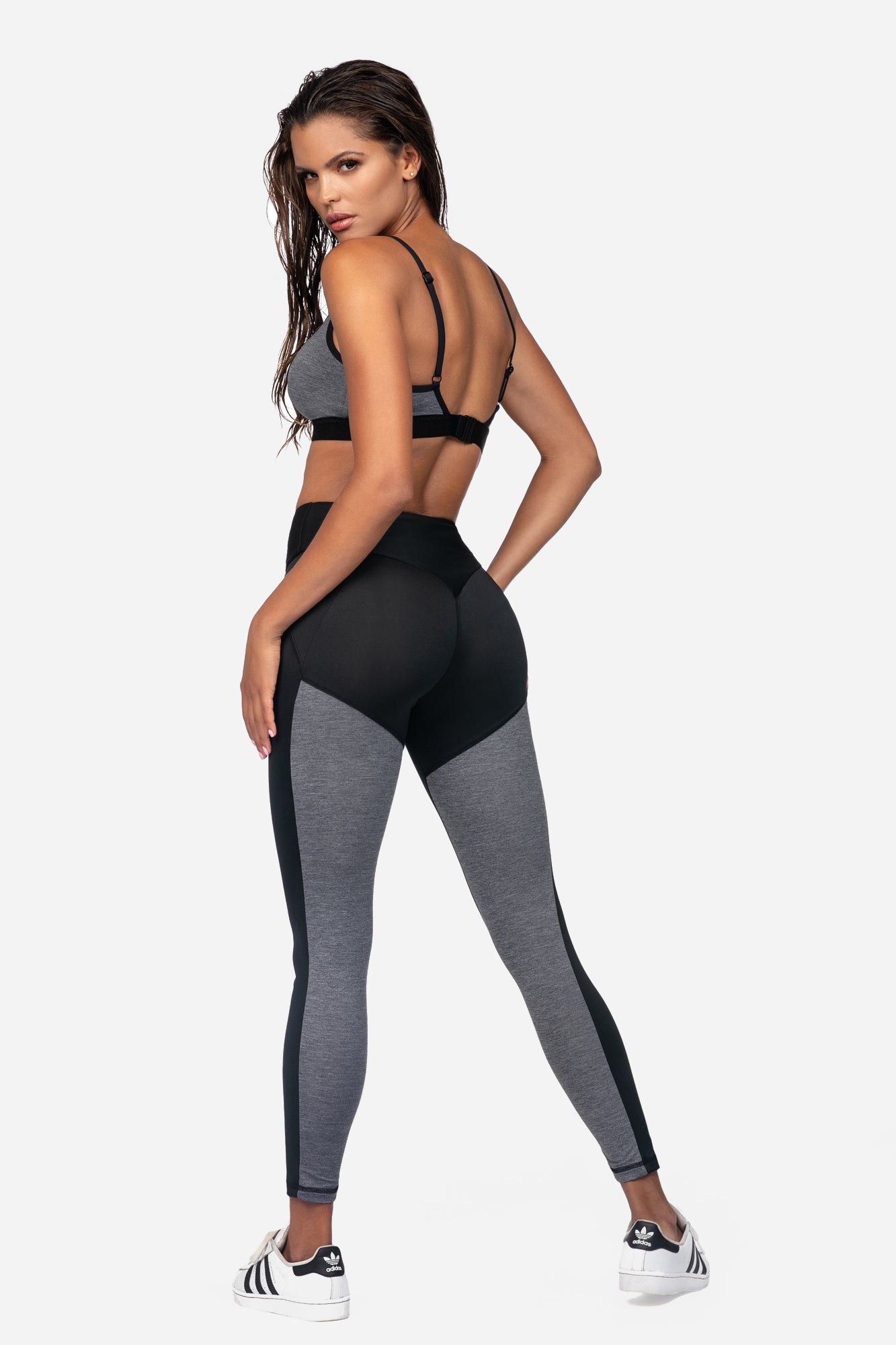 Comfortable sports leggings for workouts, featuring a sleek design and stylish colorblocking, perfect for training and casual wear.