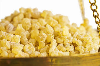 Boswellia capsules for active lifestyle, featuring distinct yellow resin pieces in a decorative bowl.