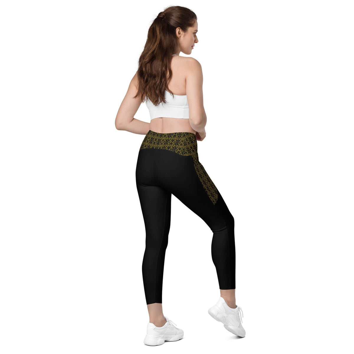 Yoga leggings with pockets in black and gold design, ideal for fitness and stylish enough for daily wear.