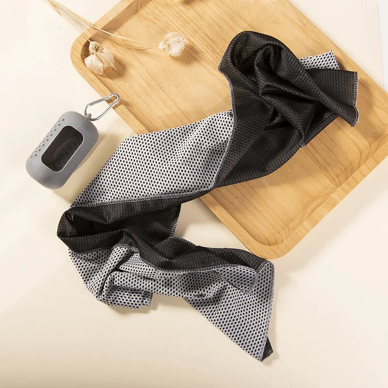 Fitness Essentials microfiber ice towel, quick-drying and cooling, ideal for outdoor sports and fitness activities.